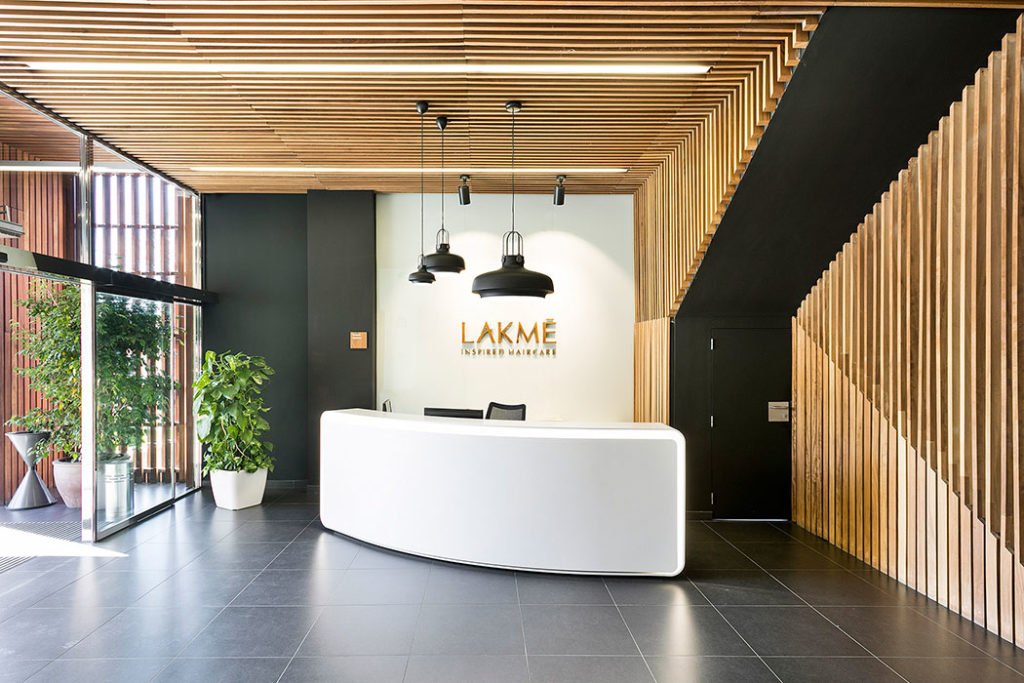 Recepción de un centro de estética con listones de madera — fotografía corporativa Fotointeriores