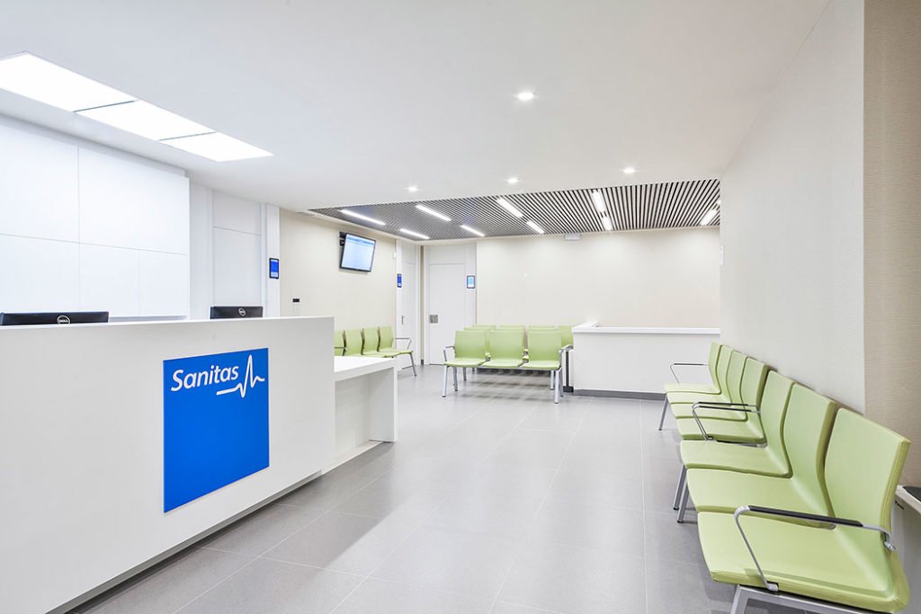 Recepción y sala de espera de un centro sanitario — fotografía corporativa Fotointeriores