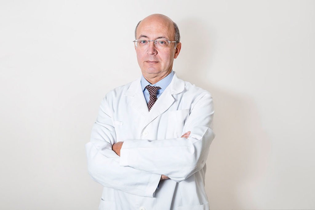 Retrato corporativo de un médico con bata blanca — fotografía corporativa Fotointeriores