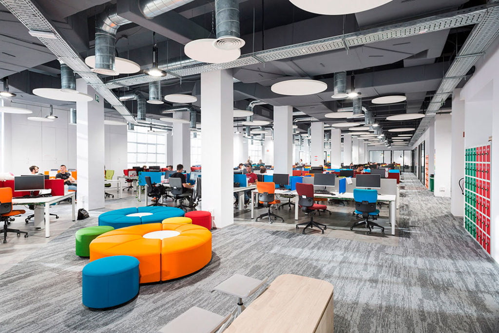 Oficina diáfana de una empresa con zonas de trabajo y descanso — fotografía de oficinas Fotointeriores
