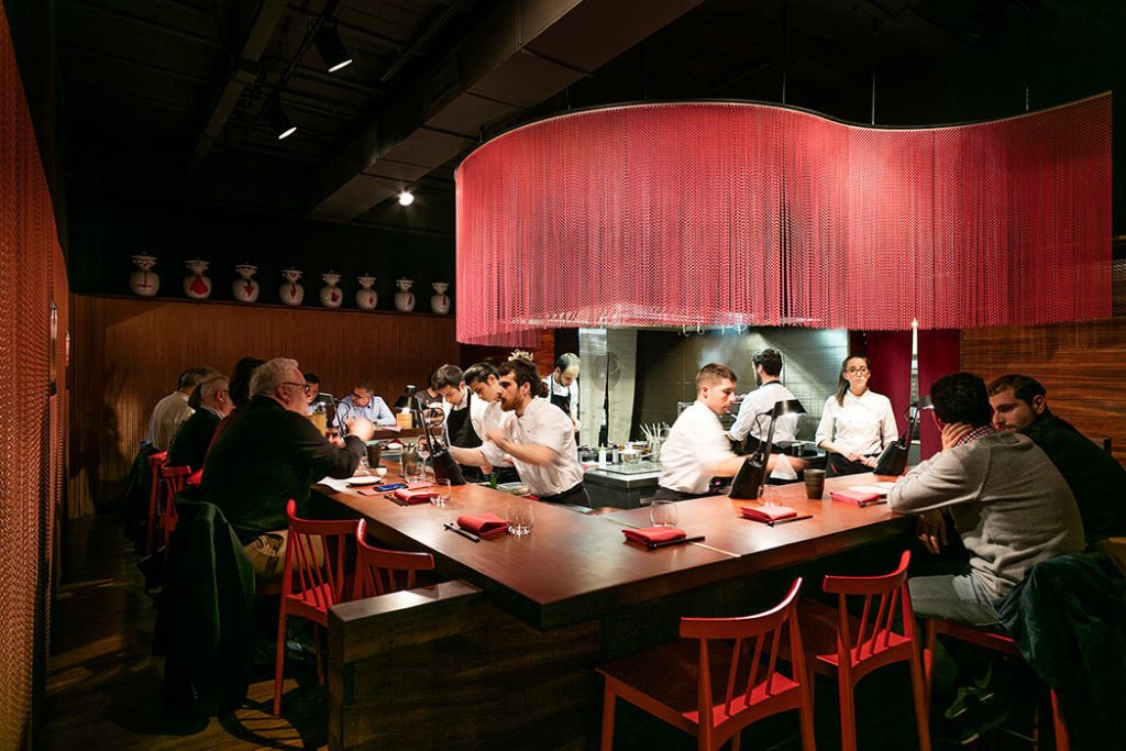 Barra abierta de un restaurante con la cocina en servicio — fotografía de restaurantes Fotointeriores