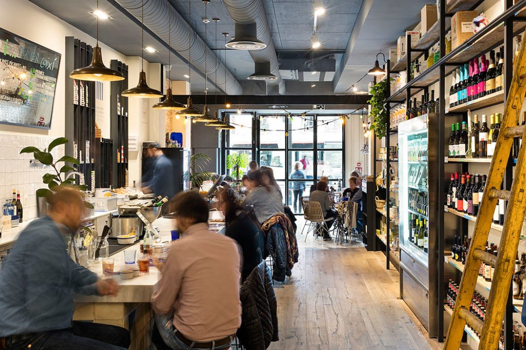 Sala de un restaurante con la barra al fondo y clientes — fotografía de restaurantes Fotointeriores