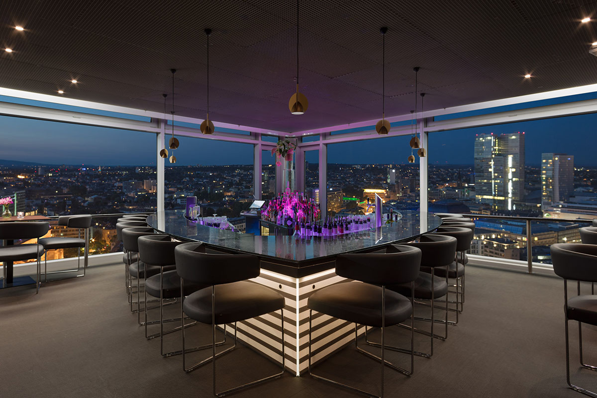 Bar rooftop nocturno — Fotointeriores