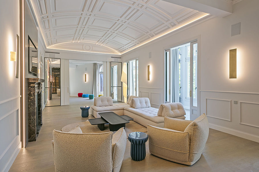 Salón con molduras y cocina negra en proyecto de interiorismo de Ferran Alabau en Barcelona — Fotointeriores