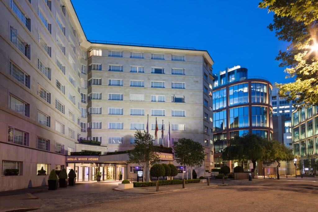 Fachada del hotel Meliá White House al anochecer — fotógrafo de hoteles Fotointeriores