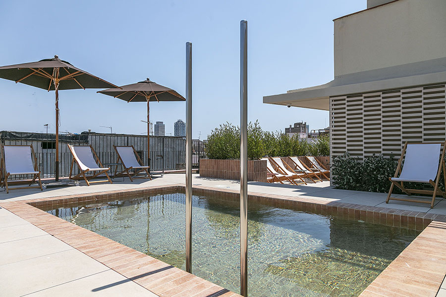 Piscina rooftop del Hotel Andante Princesa, en el Born de Barcelona — Fotointeriores