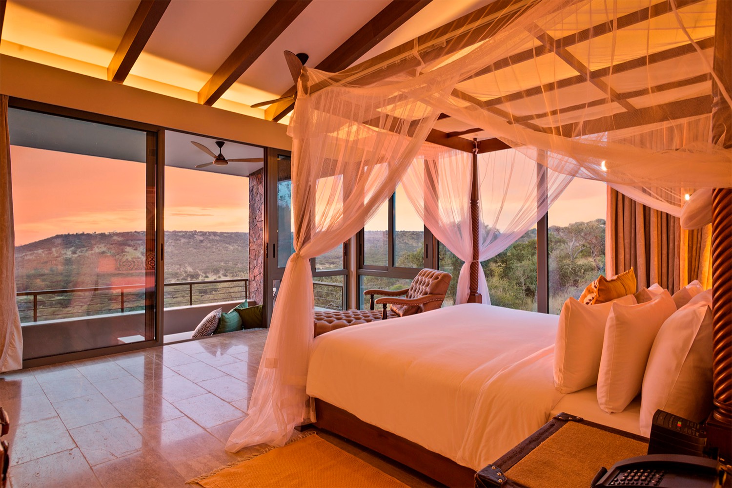 Suite del Meliá Serengeti Lodge, en Tanzania, al atardecer — fotógrafo de interiores Fotointeriores
